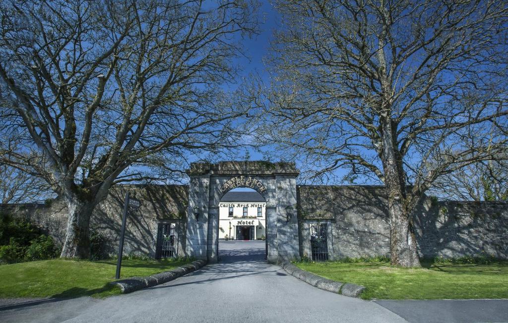 - l'entrée d'un bâtiment en pierre avec une arche dans l'établissement Castle Arch Hotel, à Trim