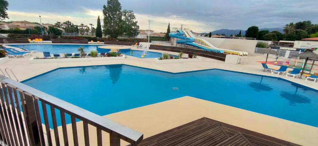 ein großer Pool mit Rutsche in einem Resort in der Unterkunft Mobil home 6-8 places en Camping 4etoiles Saint Cyprien in Saint-Cyprien