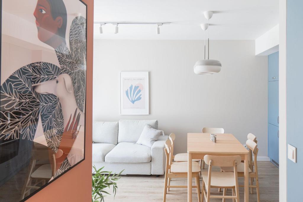ein Wohnzimmer mit Tisch und Couch in der Unterkunft Green Leaf Jawor Apartamenty in Jawor