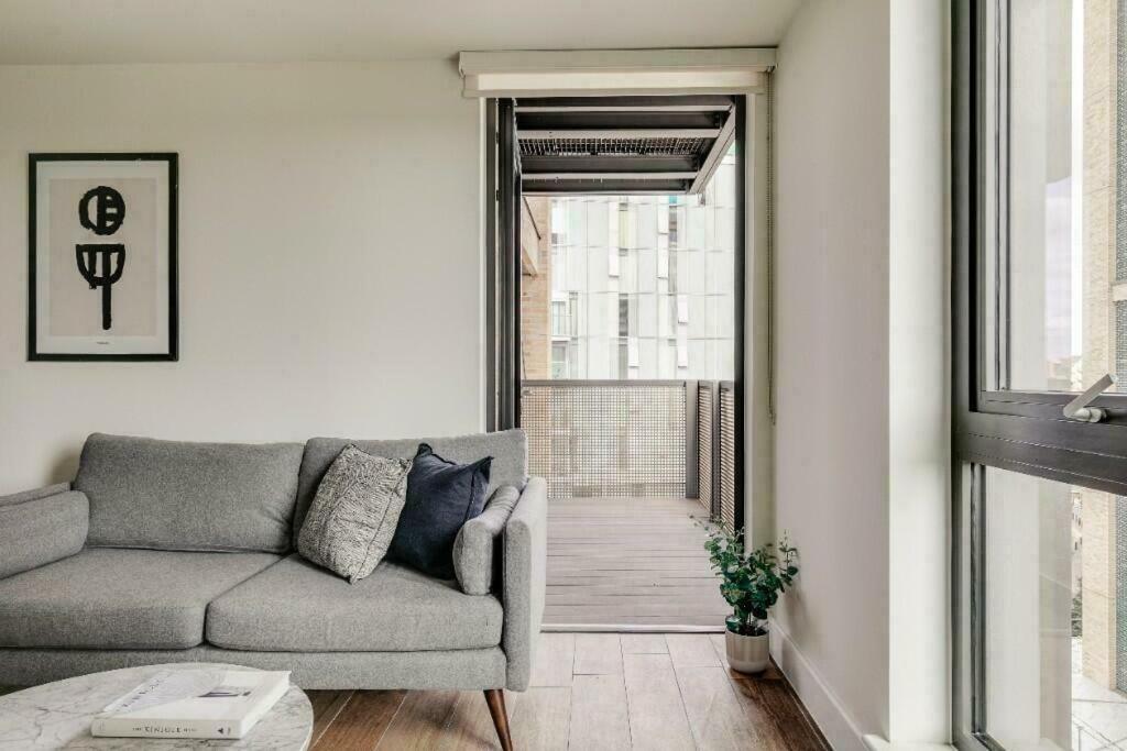 ein Wohnzimmer mit einem Sofa und einem Fenster in der Unterkunft The Union in London