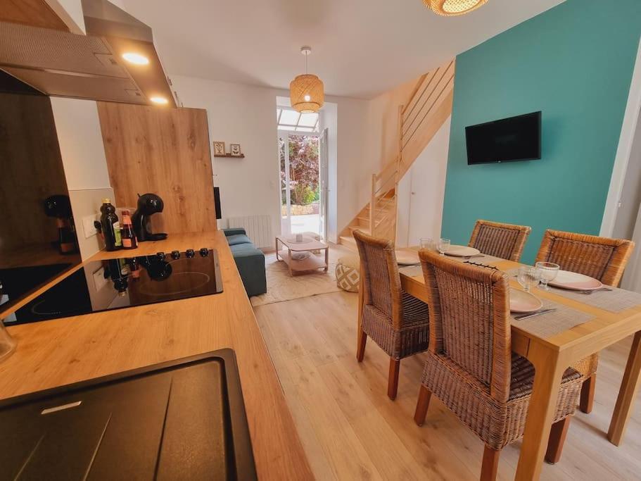 cocina y comedor con mesa y sillas en L'Eucalyptus - Centre ville - Terrasse, en Pontivy