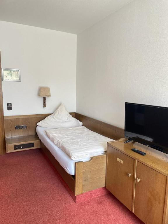 Postel nebo postele na pokoji v ubytování Hotel zum Markgrafen
