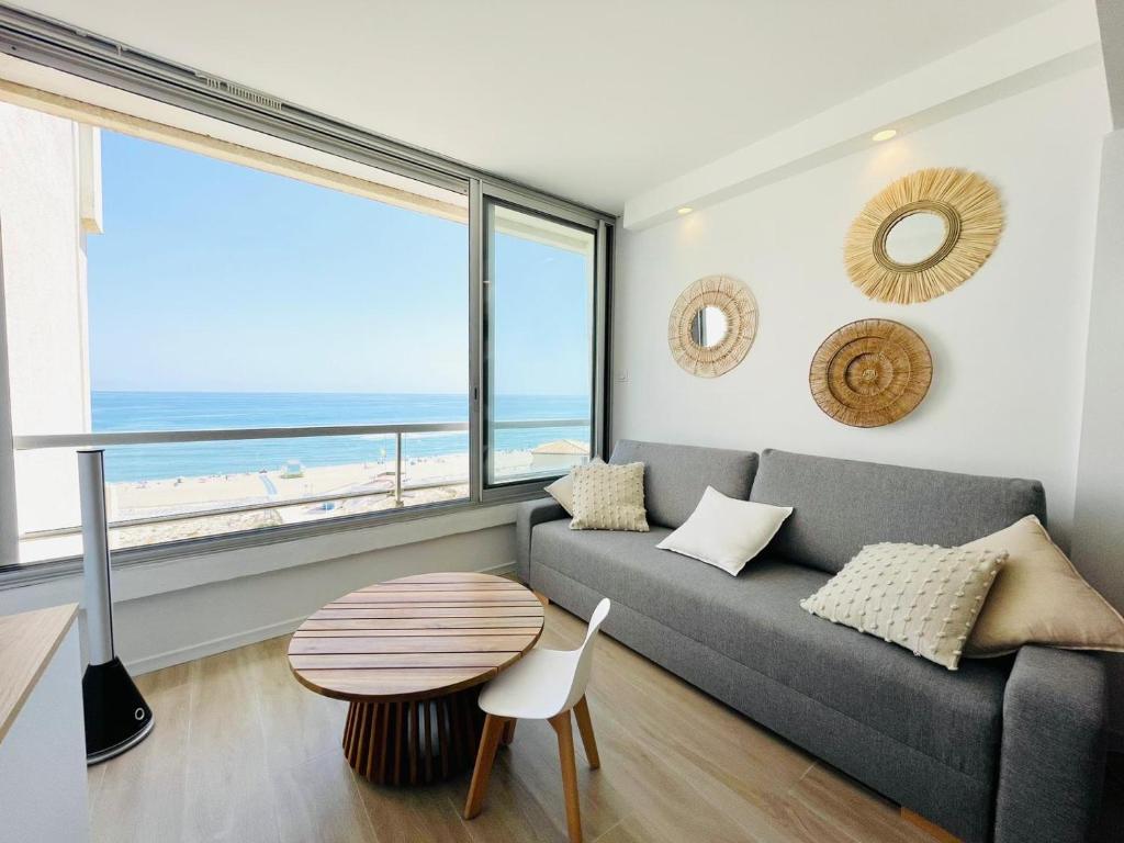 Χώρος καθιστικού στο Studio FRONT DE MER rénové