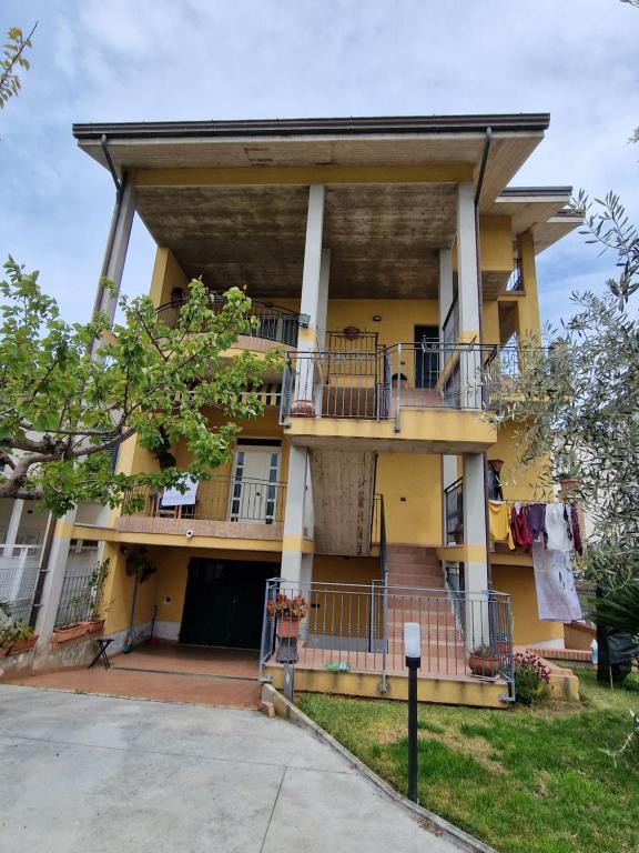um edifício de apartamentos com uma varanda e roupas penduradas em Casa di Sara em LʼAnnunziata