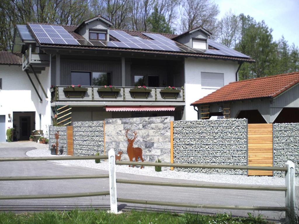 une maison avec une peinture d'un cerf devant elle dans l'établissement Ferienhaus Absmeier, à Bad Griesbach im Rottal