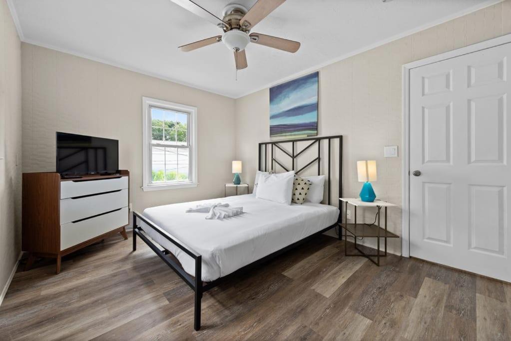 een slaapkamer met een bed en een plafondventilator bij Viagem Beach Style 2BR 100 Meters to the Beach in Myrtle Beach