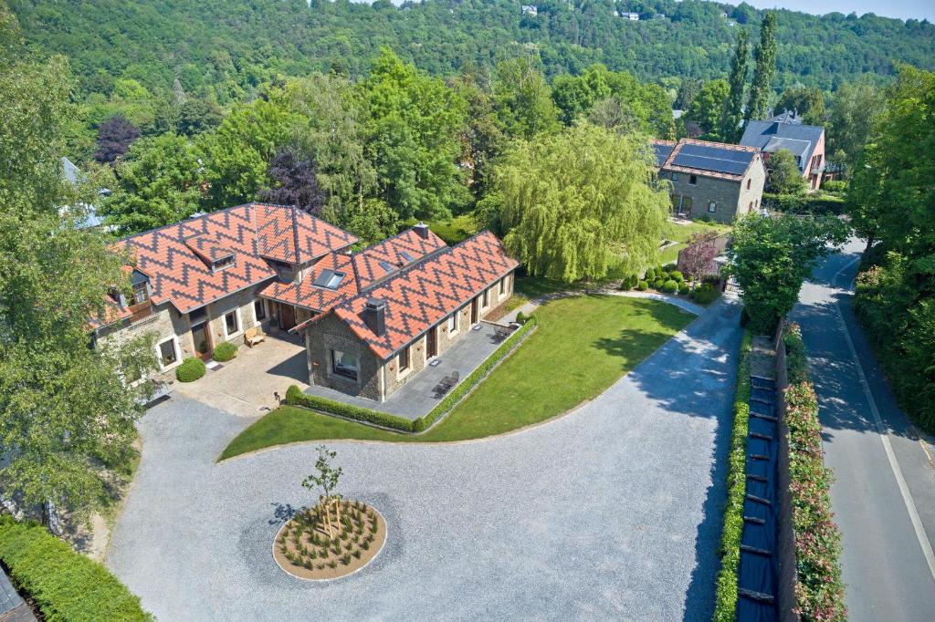 - une vue aérienne sur une maison avec allée dans l'établissement Les Jardins de la Villa d'Olne, à Spa