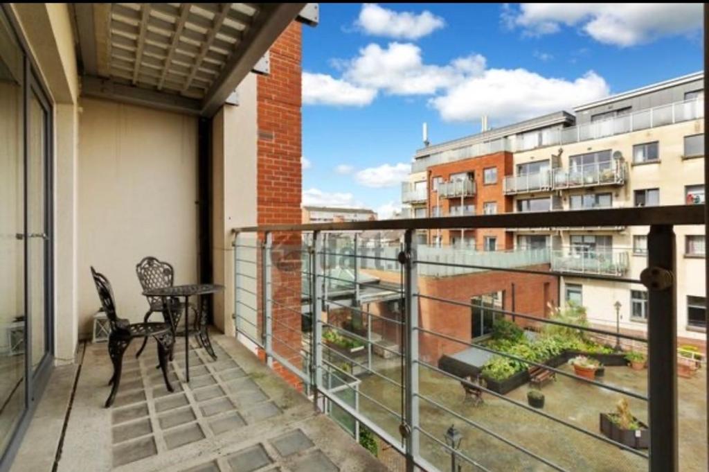 En balkon eller terrasse på The Strand’s Guest Rooms