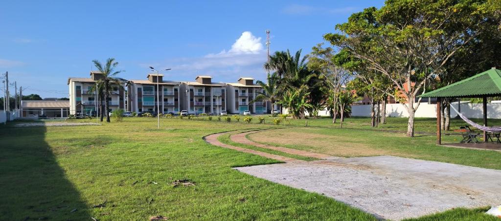 a park with a building in the background at Confort Lencois Preguicas in Barreirinhas