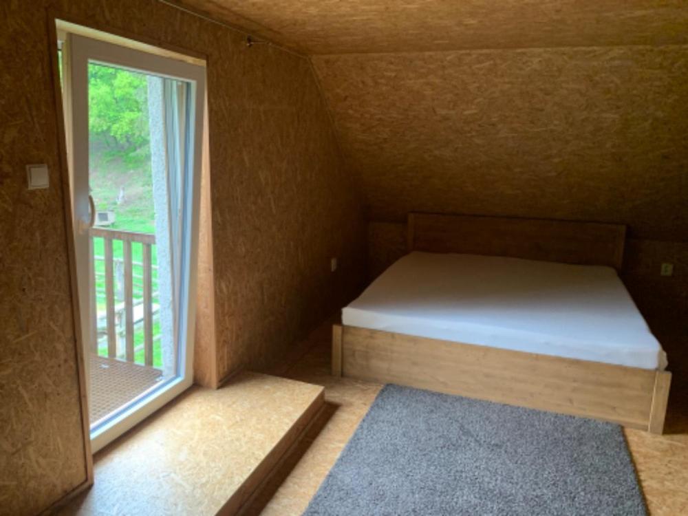 Kleines Zimmer mit einem Bett und einem Fenster in der Unterkunft Koberův mlýn in Vysočany