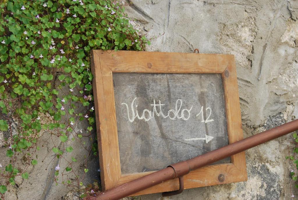 Eine Tafel, auf der die Worte wilodisch stehen in der Unterkunft Viottolo 12 Bike & Sky Room - Rosazza in Campiglia Cervo