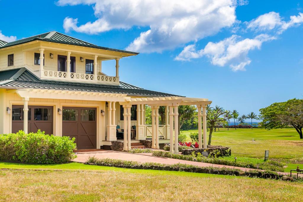ein gelbes Haus mit einem Schild, das Siegesparkhotel liest in der Unterkunft Charming Coastal Cottage in Kukuiula- Alekona Kauai in Koloa