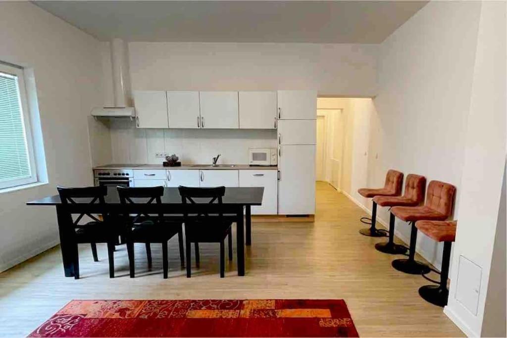 - une cuisine et une salle à manger avec une table et des chaises dans l'établissement 70qm Apartment für sie und ihre Familie, 