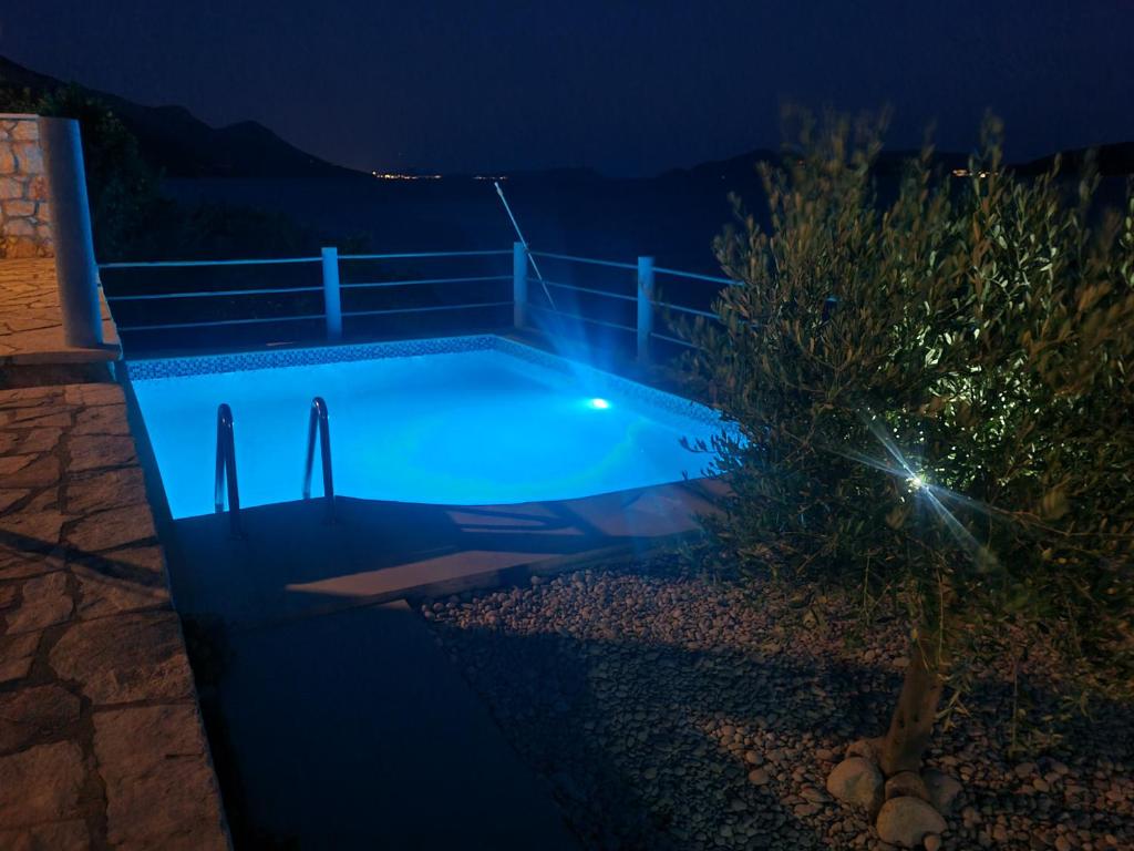 Bazén v ubytovaní Villa sea oasis Ratac alebo v jeho blízkosti