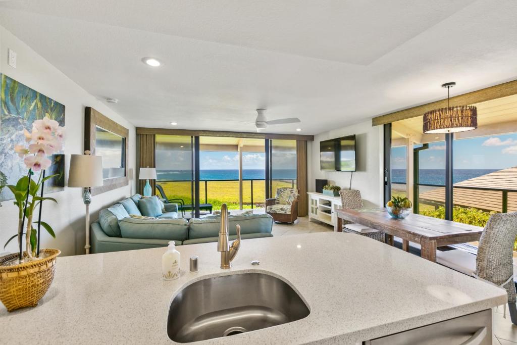 uma cozinha e sala de estar com vista para o oceano em Renovated 2br Condo with Ocean Views - Alekona Kauai em Koloa