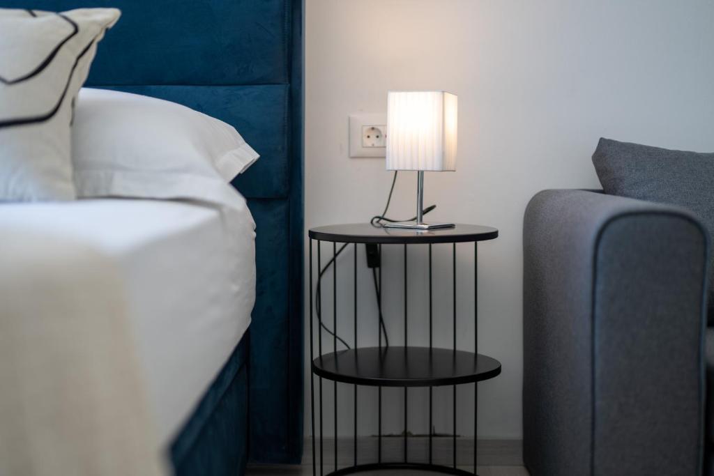 Postel nebo postele na pokoji v ubytování Aurora Beachfront Luxury Rooms&Suites
