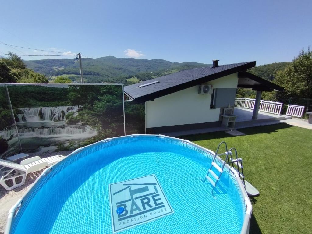 un frisbee azul frente a una casa en Kuca za odmor BARE vacation house en Hadžići