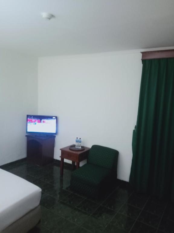 TV a/nebo společenská místnost v ubytování Puri Mega Hotel