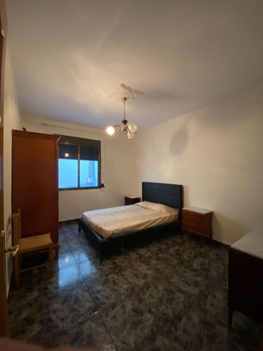 um quarto com uma cama no canto de um quarto em Appartement in spanje em Vall de Uxó
