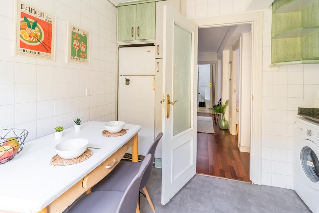 Kuchyň nebo kuchyňský kout v ubytování Moderno apartamento en pleno centro