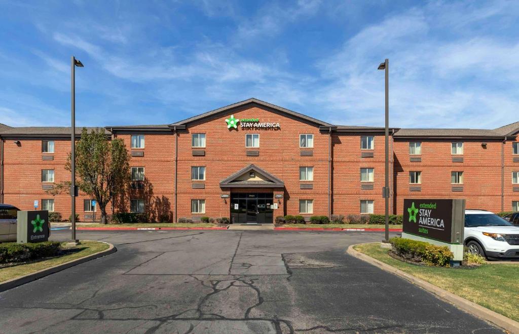 a large red brick building with a parking lot at Extended Stay America Suites - Tulsa - Midtown in Tulsa
