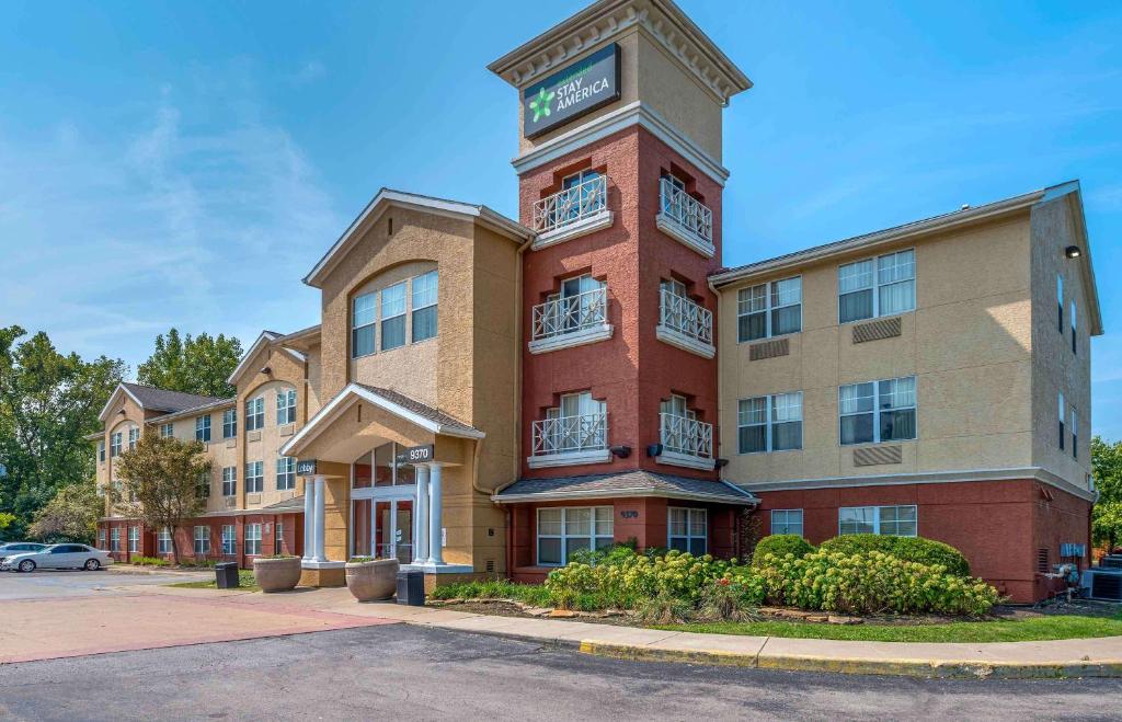 un bâtiment avec une tour d'horloge en haut dans l'établissement Extended Stay America Suites - Indianapolis - Northwest - I-465, à Indianapolis