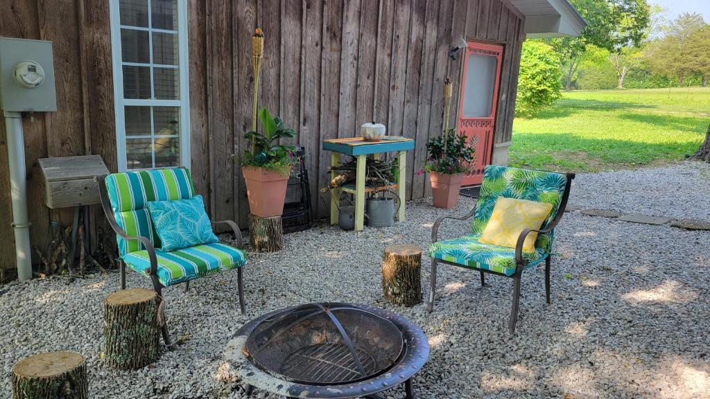 dos sillas y una hoguera frente a una casa en The Little House at EVOO, en Cookeville