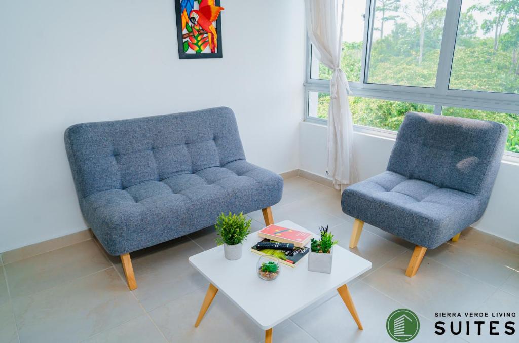 sala de estar con 2 sillas y mesa de centro en Sierra Verde Living, en Apartadó