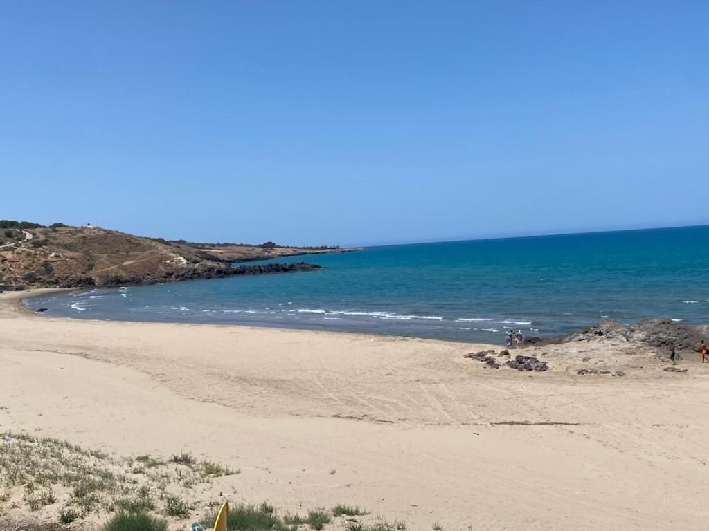 uma praia arenosa com o oceano ao fundo em La proa 