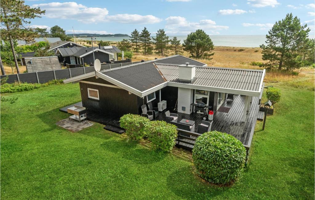 una vista sul tetto di una casa su un prato di Beautiful Home In Ebeltoft With House Sea View a Ebeltoft