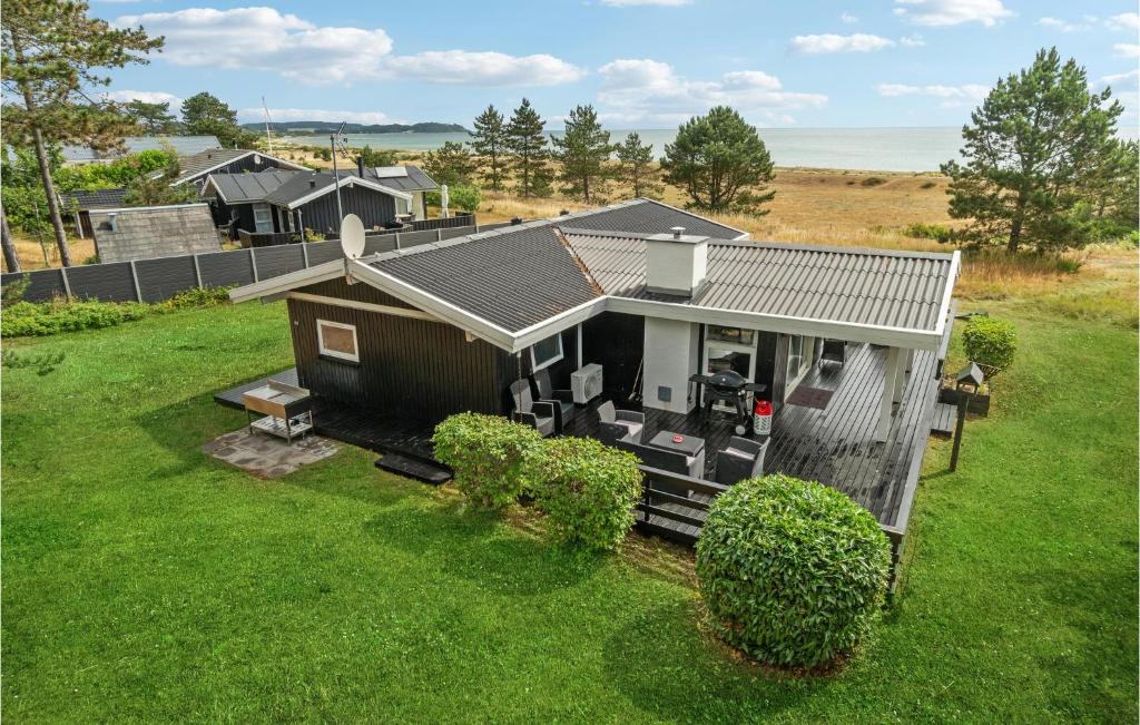 エーベルトフトにあるNice Home In Ebeltoft With 3 Bedrooms And Wifiの芝生の家屋上景