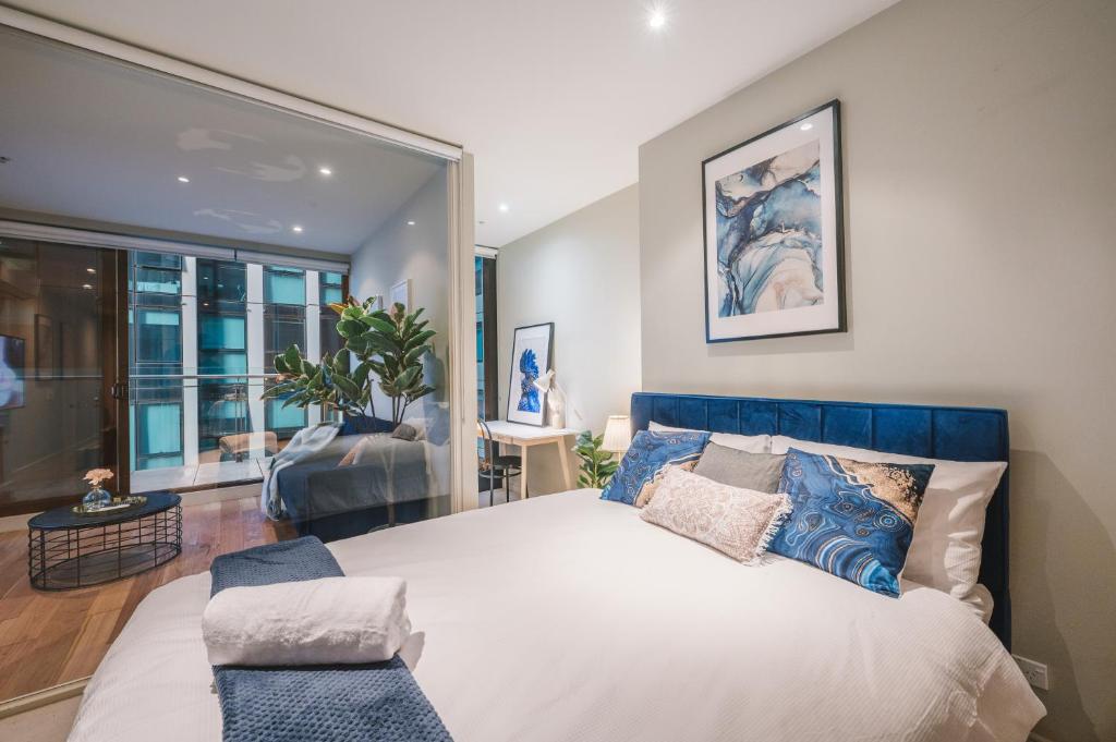 1 dormitorio con 1 cama grande y sala de estar en Molly's Little Apartments, en Melbourne