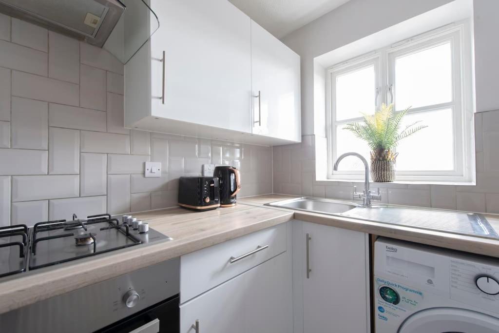 Kuchyň nebo kuchyňský kout v ubytování Lovely 2 Bedroom Condo with River & City View