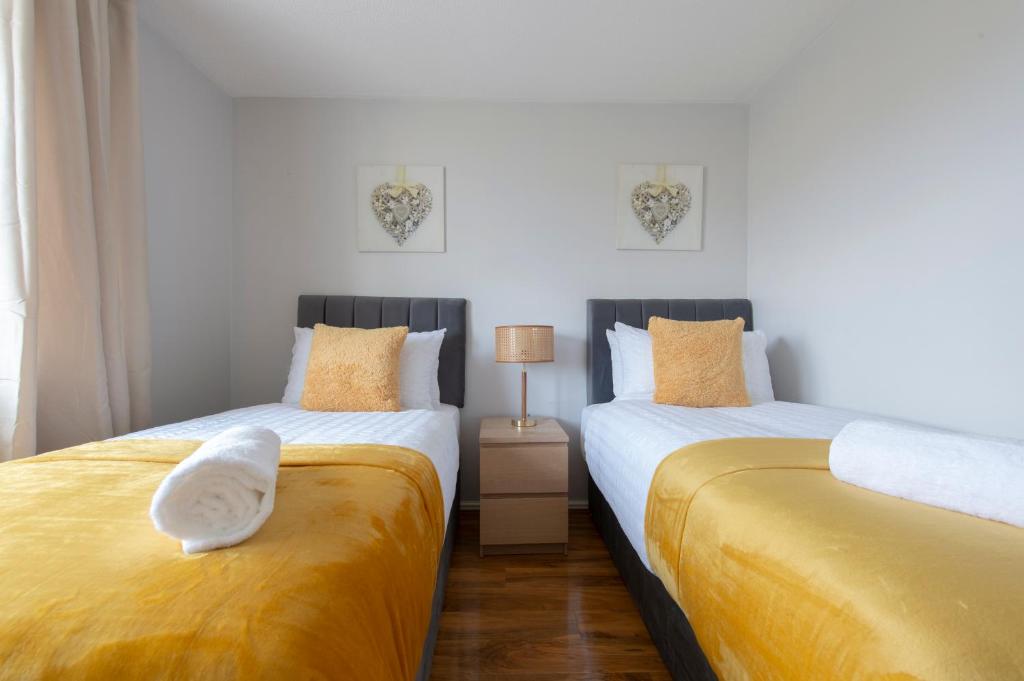 Postel nebo postele na pokoji v ubytování Lovely 2 Bedroom Condo with River & City View