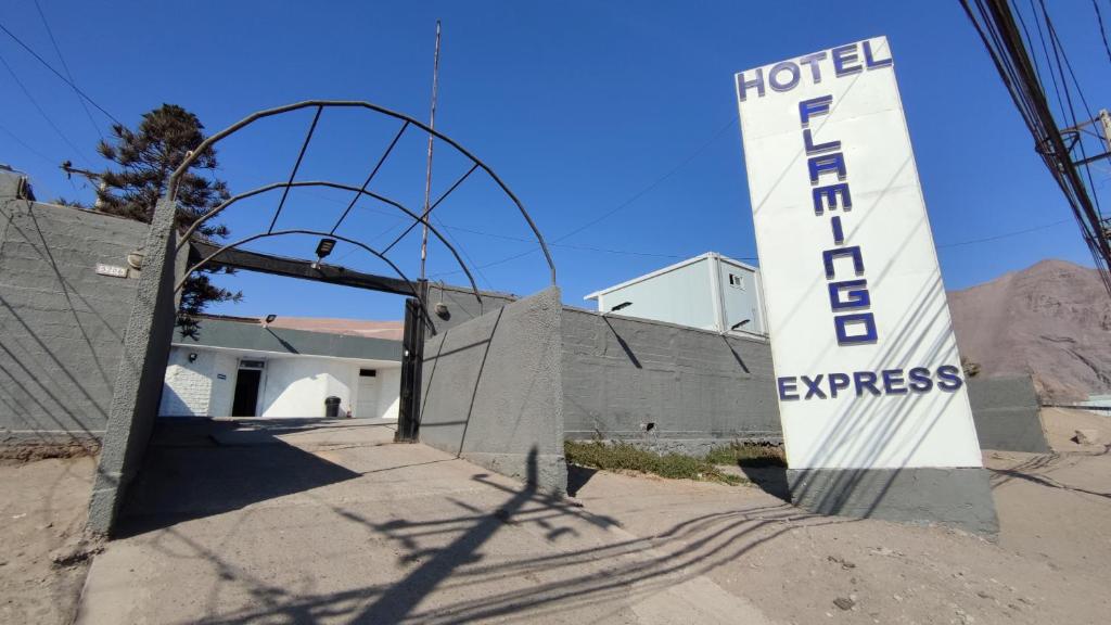 un edificio con un cartel que lee hotel espera en Hotel Flamingo Express, en Iquique