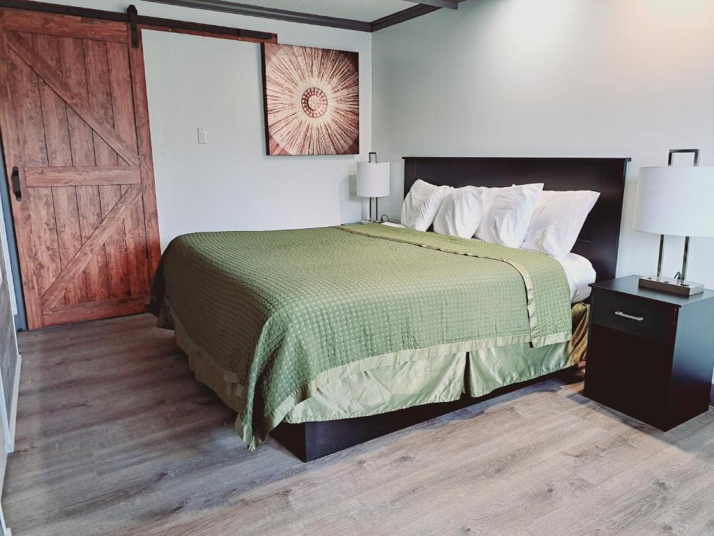 Postel nebo postele na pokoji v ubytování Dunes Motel - Bend