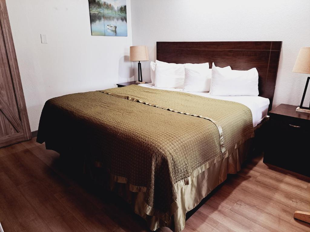 Postel nebo postele na pokoji v ubytování Dunes Motel - Bend