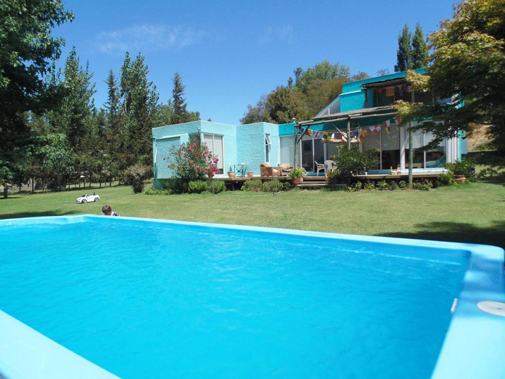 una gran piscina azul frente a una casa en Casa Lago Rapel, en Las Cabras