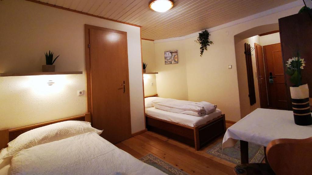 Postel nebo postele na pokoji v ubytování Gasthof Geronimo