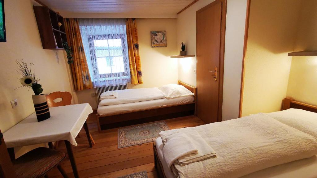 Postel nebo postele na pokoji v ubytování Gasthof Geronimo