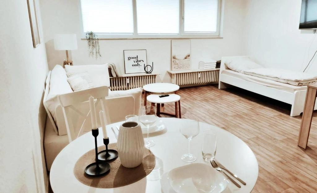 salon ze stołem i kanapą w obiekcie Wohnung in Bremen Blumenthal w Bremie