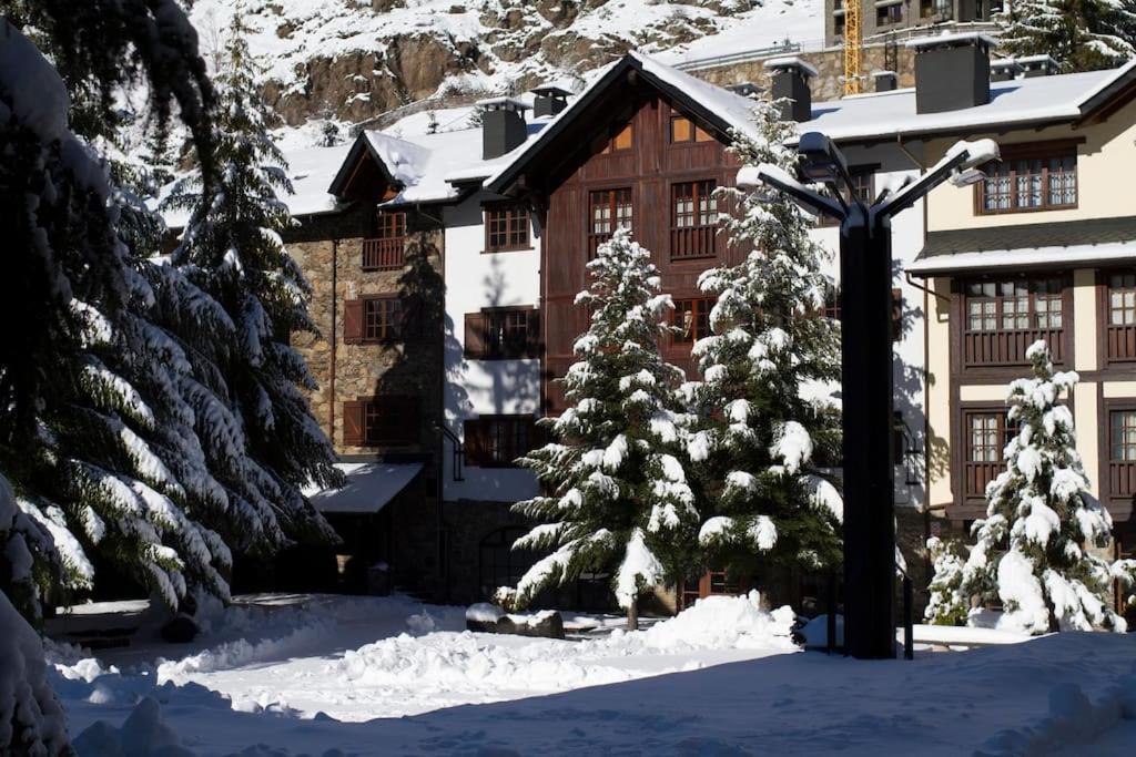 una casa con un albero di Natale nella neve di El Tarter - Andorra a El Tarter