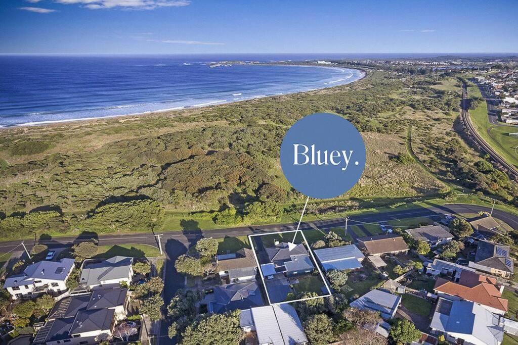 een hemelzicht op een strand met een blauw bord bij Bluey in Warrnambool