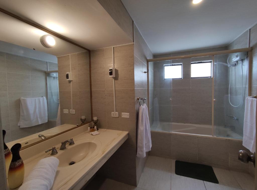 Koupelna v ubytování Inti Llaqta Hotel & Suites