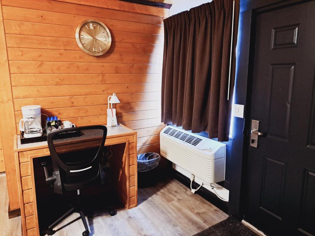 Postel nebo postele na pokoji v ubytování Dunes Motel - Bend