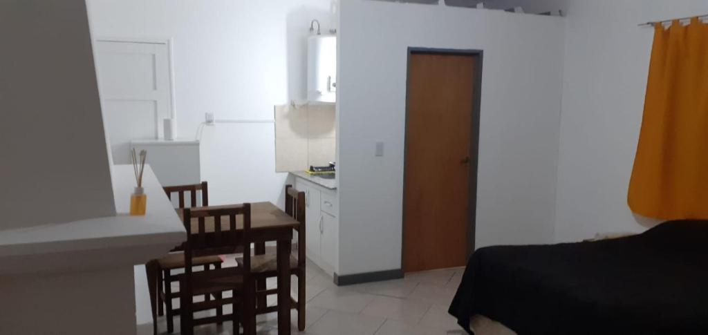 eine Küche mit einem Tisch und Stühlen im Zimmer in der Unterkunft Monoambiente Caffe PB in Guaymallen