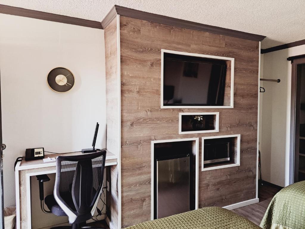 TV a/nebo společenská místnost v ubytování Dunes Motel - Bend