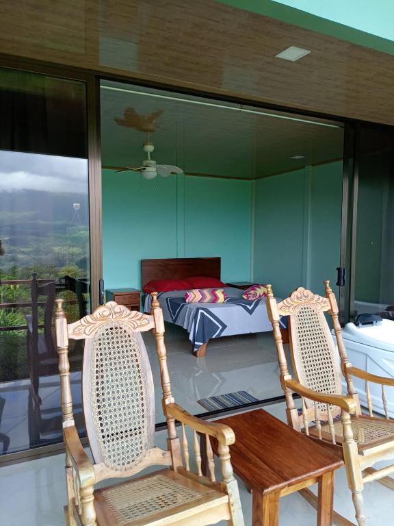 Posezení v ubytování Encanto Arenal lodge