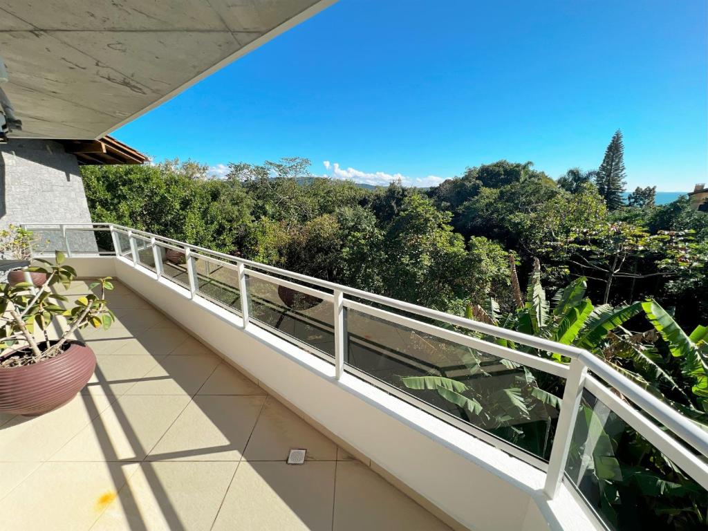 a balcony with a view of trees and mountains at Refúgio da Lagoinha - Centro de Bombinhas in Bombinhas