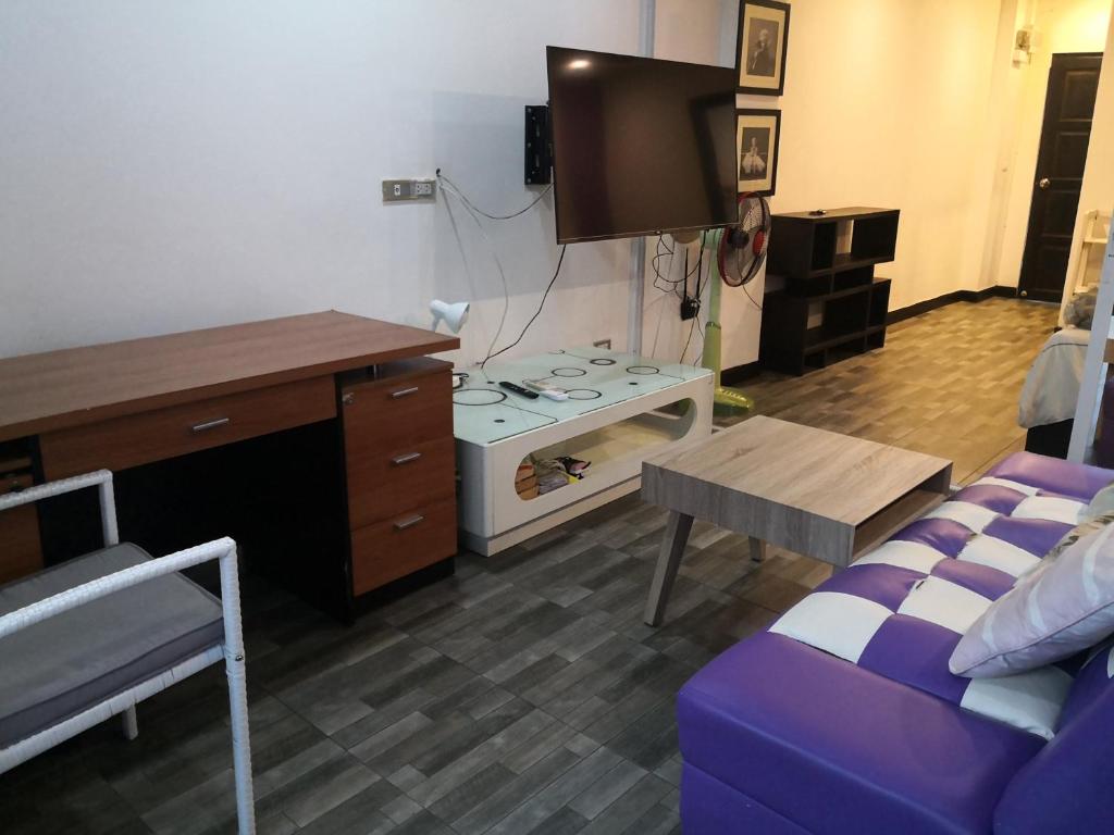 TV a/nebo společenská místnost v ubytování Jomtien Hill Resort Pratamnak